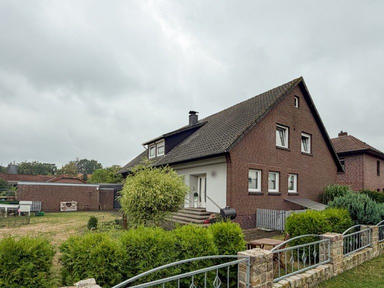Haus vorne Sulingen Zweifamilienhaus L�ndlich und doch stadtnah! Sch�nes Zweifamilienhaus mit gro�em Garten in Vorwohlde zu verkaufen.