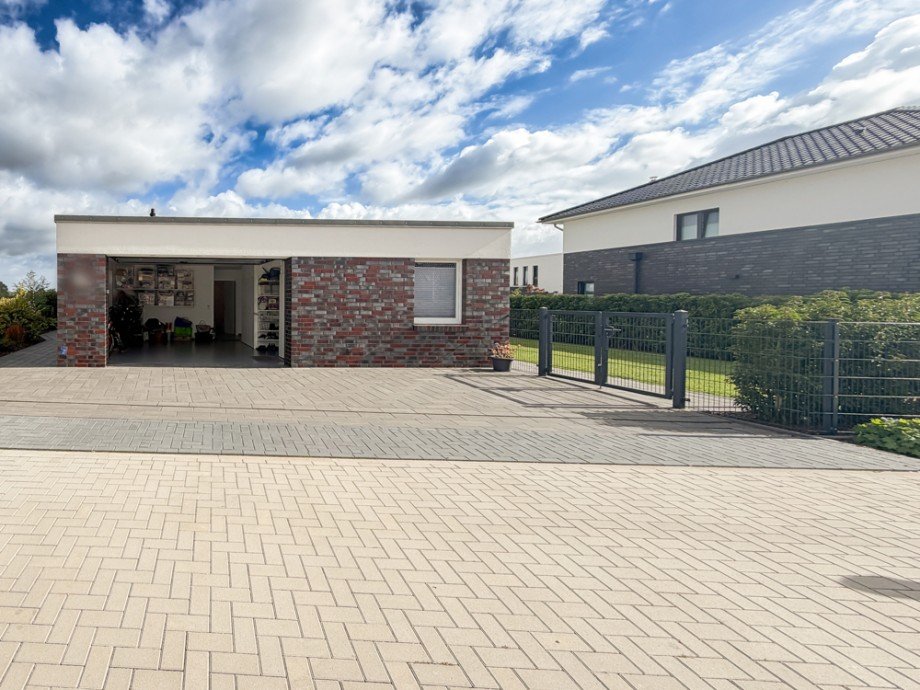Garage mit gro�er Auffahrt und Stellpl�tzen Einfamilienhaus Sulingen